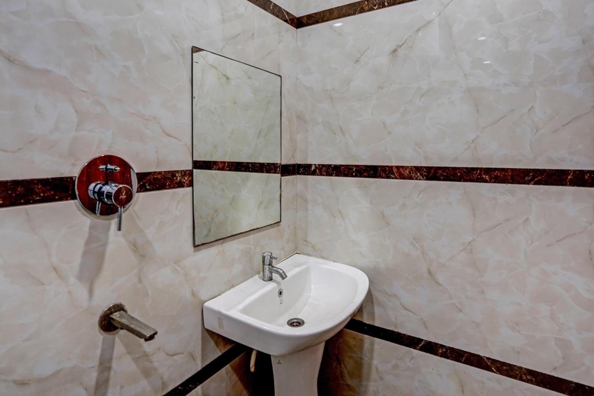 Hotel Hight Krone A Family Hotel Near Igi Airport Delhi 뉴델리 외부 사진
